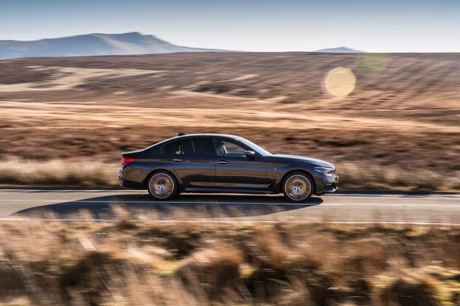  BMW 530i xDrive Sedan M Sport 2017 года  (UK) (фото 2 из 23)